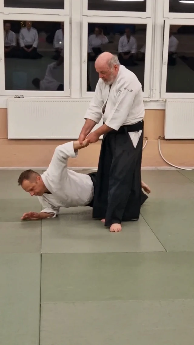 Z drugiego końca świata na naszą matę. 🥋W poniedziałek trenowaliśmy z shihanem Andrew Dziedzicem (7. dan) z Australii. Nazwisko zdradza polskie korzenie, więc tym bardziej cieszyliśmy się z wizyty.I na macie również wróciliśmy do korzeni - dużo podstaw i bazowych technik, czyli tego, od czego zaczyna każdy z nas i do czego warto wrócić, niezależnie od stopnia.Dziękujęmy shihanowi za wizytę i wszystkim, którzy pojawili się na macie.#aikido #shindojo #poznań #aikikai #shihan #aikidotraining #budo #martialarts #trening #aikidolife